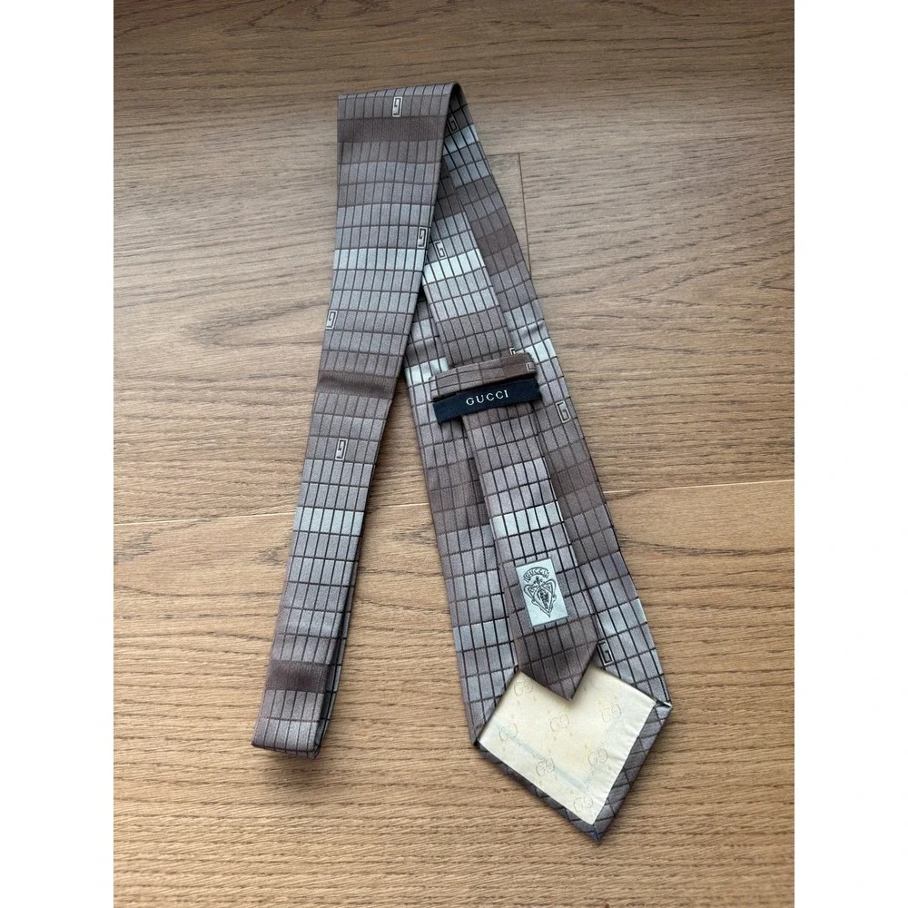 Gucci Mens Silk Tie Brown Geometric Grid Logo Pattern Made in Italy Designer